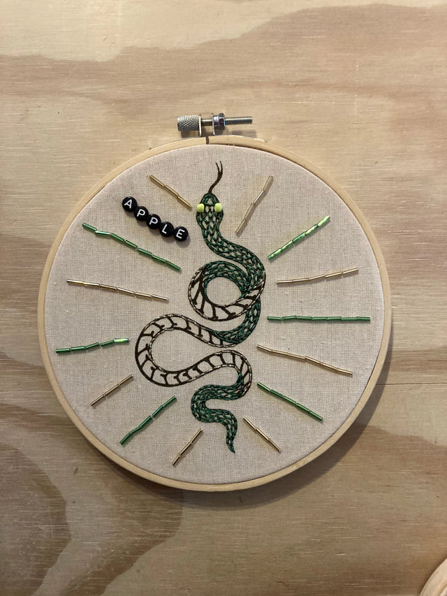 Apple - vægbroderi - Mads Dinesen Studio