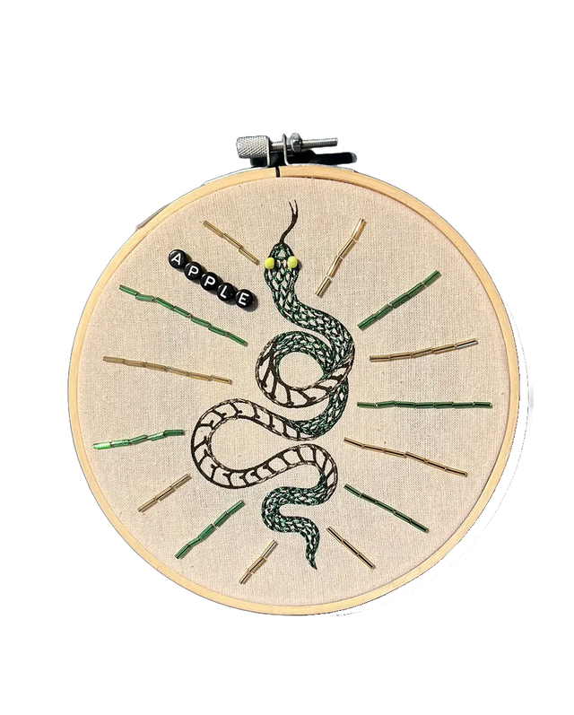 Apple - vægbroderi - Mads Dinesen Studio