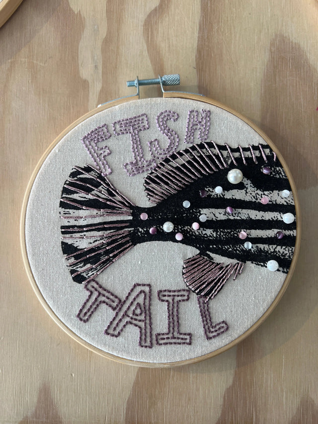 Fish tail - vægbroderi - Mads Dinesen Studio