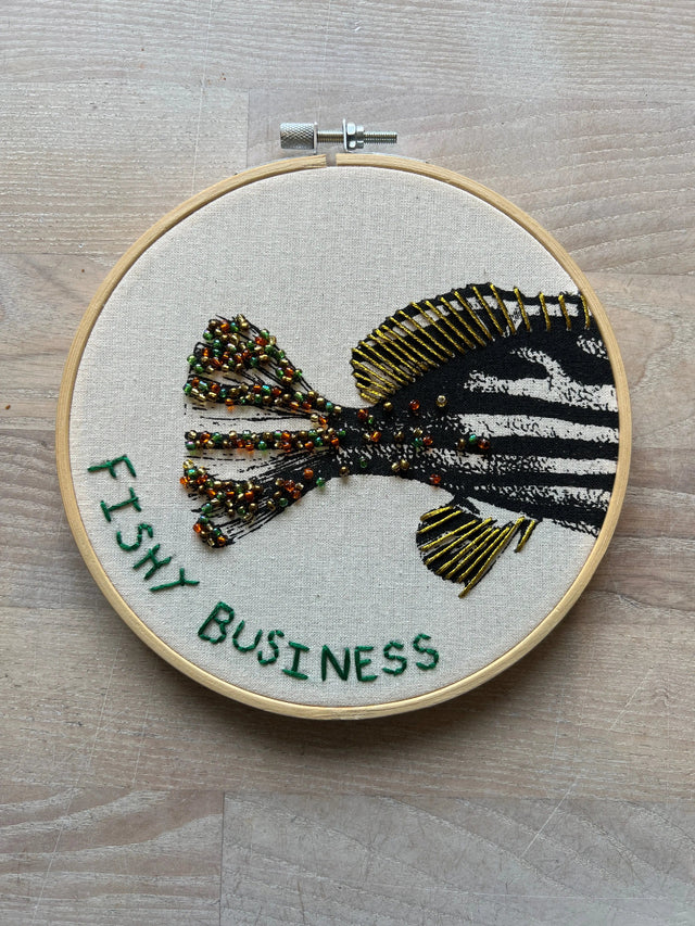 Fishy business - vægbroderi - Mads Dinesen Studio