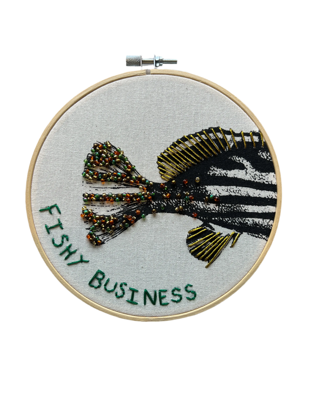 Fishy business - vægbroderi - Mads Dinesen Studio