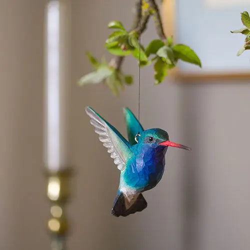 Wildlife Garden flyvende kolibri håndmalet detalje