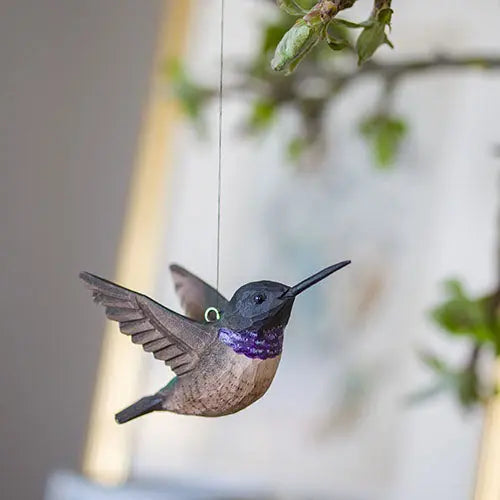 Wildlife Garden flyvende kolibri håndmalet detalje