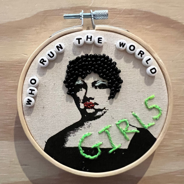 Who run the world girls - vægbroderi - Mads Dinesen Studio