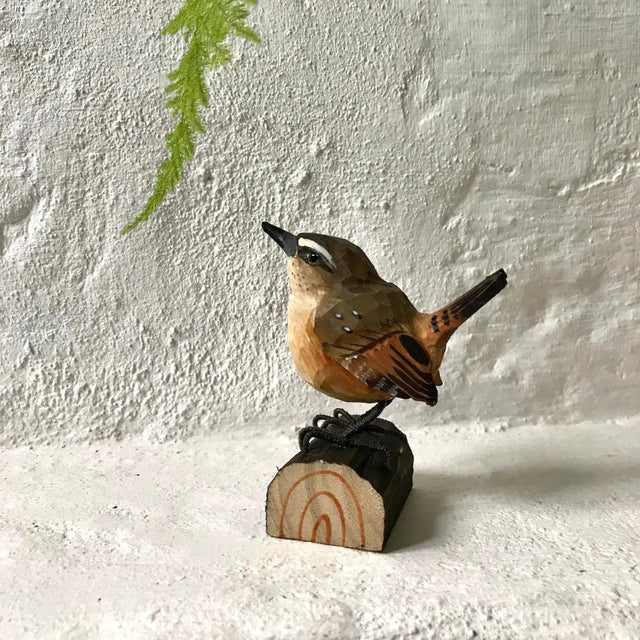 Gærdesmutte i træ Wildlife Garden.Gærdesmutten er håndskåret i træ og håndmalet med en miljøvenlig maling. Fuglene er små kunstværker, som i samarbejde med en ornitolog, er snittet i naturlig størrelse.