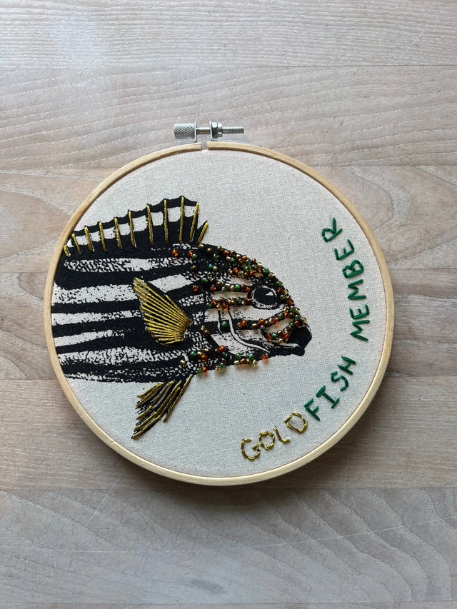 Goldfish member - vægbroderi - Mads Dinesen Studio