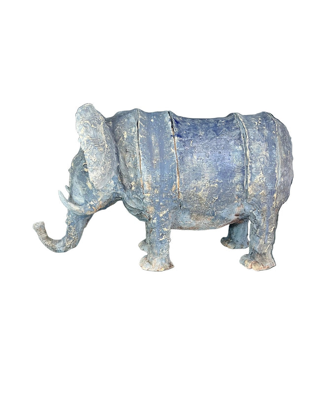 Keramik elefant 01 opstillet i butikken - blågrå skulptur med panserplader og stødtænder