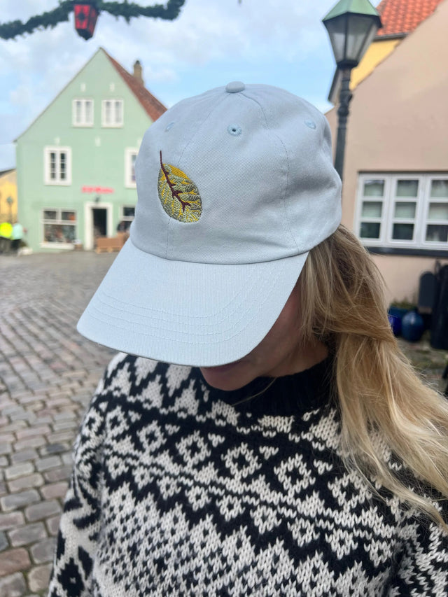 Kasket med broderet blad - lys blå - Rustfelt