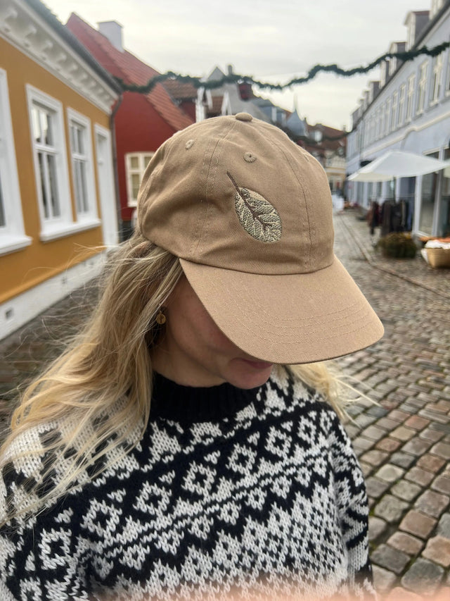 Kasket med broderet blad - lys brun