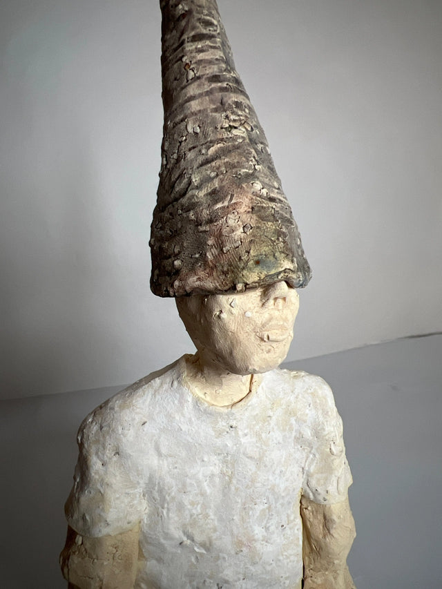 Keramikskulptur - Mand med spids hat 02 - Ponyklubben