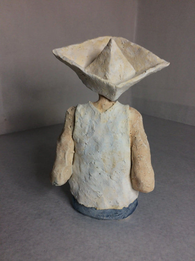 Mand med avishat 01 - keramikskulptur - Ponyklubben