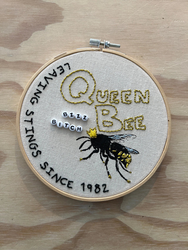 Queen bee - vægbroderi fra Mads Dinesen Studio - Mads Dinesen Studio
