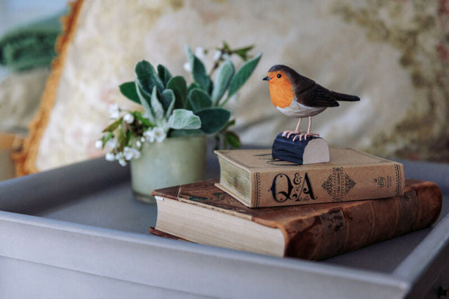 Rødkælk/rødhals i træ - Wildlife Garden.Rødkælken er håndskåret i træ og håndmalet med en miljøvenlig maling. Fuglene er små kunstværker, som i samarbejde med en ornitolog, er snittet i omtrentlig naturlig størrelse.