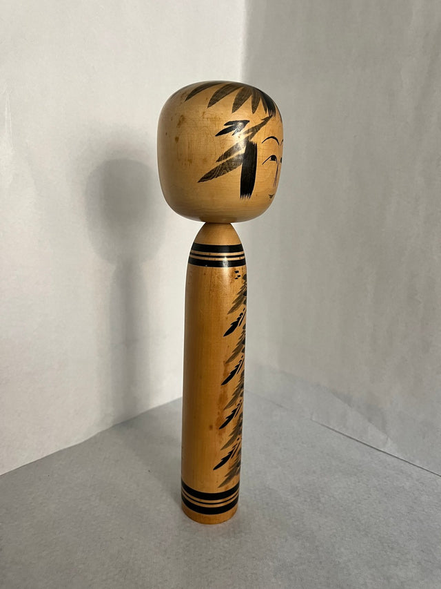 Vintage kokeshi #07 set fra siden. Sort bambus/gran rundt om. 33 cm