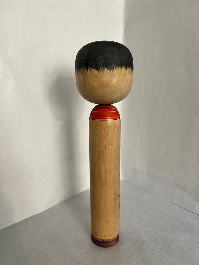 Vintage kokeshi #08 set fra bagsiden. Sort hat og rød krop. 31 cm