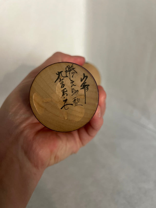 Vintage kokeshi #08 i skrå vinkel. Detalje af rød blomsterkrop. 31 cm