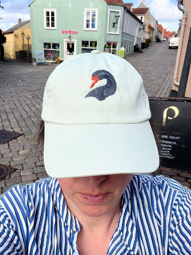 Kasket med broderet sort svane i lys grøn - Rustfelt