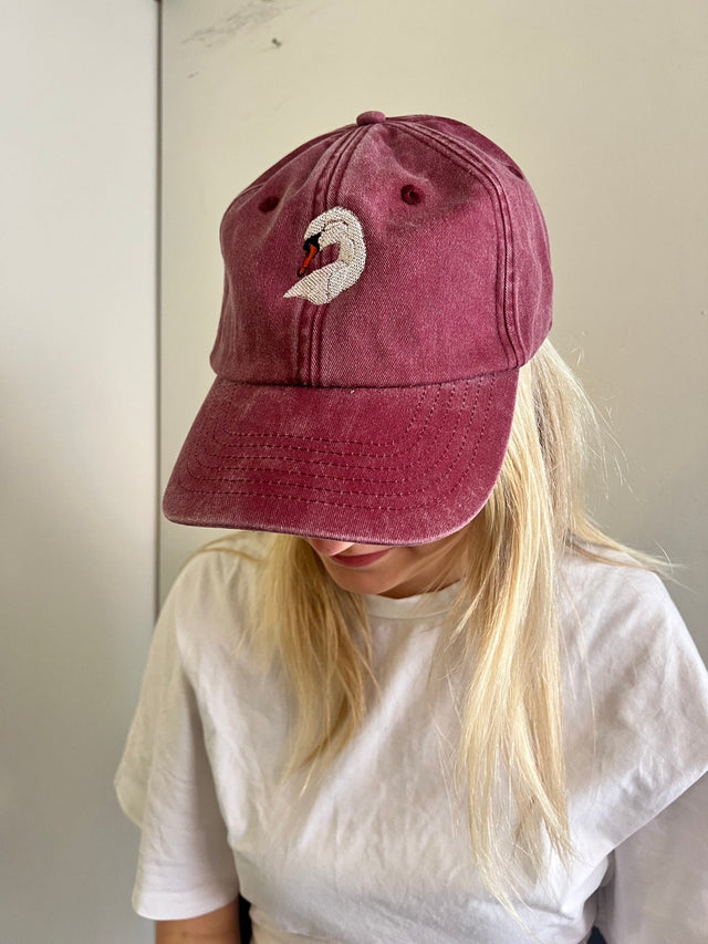 Kasket med broderet svane i mørk rød - Rustfelt