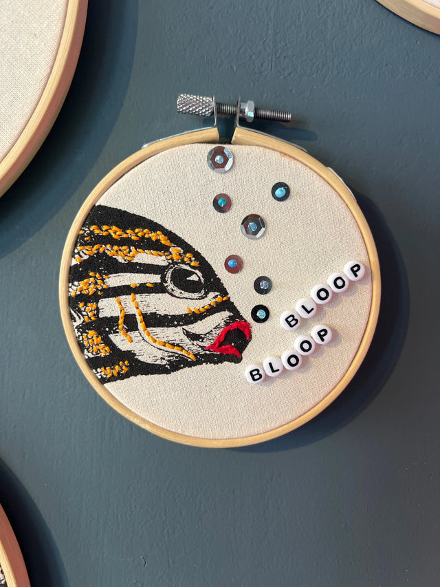 Bloop bloop - vægbroderi - Mads Dinesen Studio