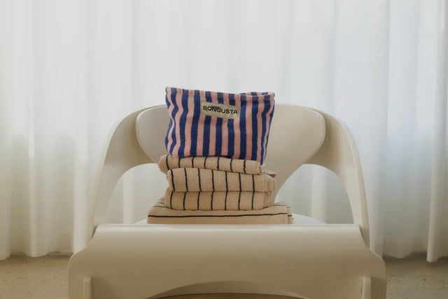 Bongusta Naram  toilettaske - detalje af tekstur og striber
