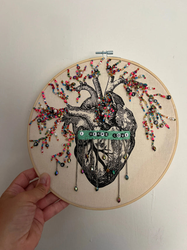 I heart love - vægbroderi - Mads Dinesen Studio