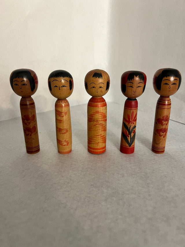 Tre vintage kokeshi dukker på 10 cm fra Ponyklubben opstillet på lyst træ.