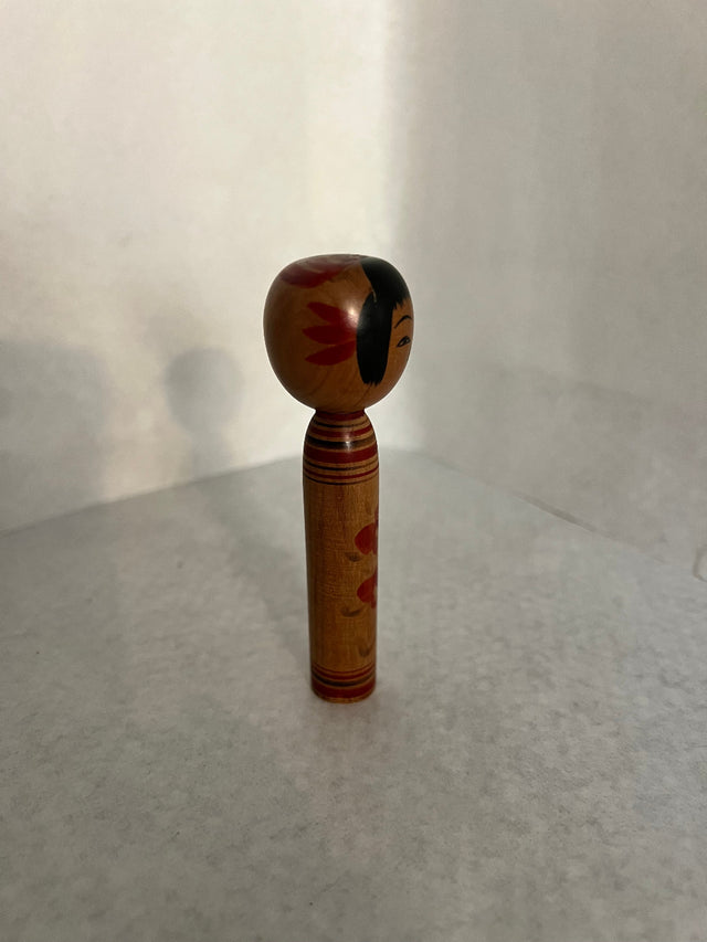 Nærbillede af håndmalet ansigt på vintage kokeshi #25. Sort hår. 10 cm