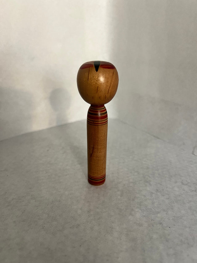 Vintage kokeshi #25 set fra bagsiden. Amber træ. 10 cm, Ponyklubben.