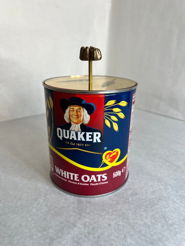 Harritsø pyntedåse Quaker - set fra siden med original label