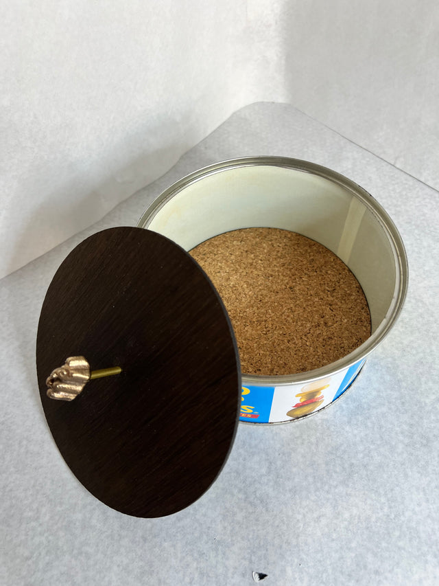 Harritsø pyntedåse To Re Ras - set ovenfra, detalje af trælåg og messingknop