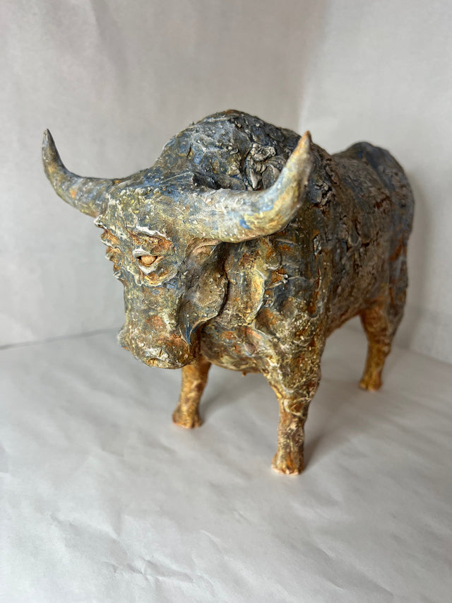 Keramikskulptur af bison set skråt forfra med tydelig ansigtsdetaljering og brede horn