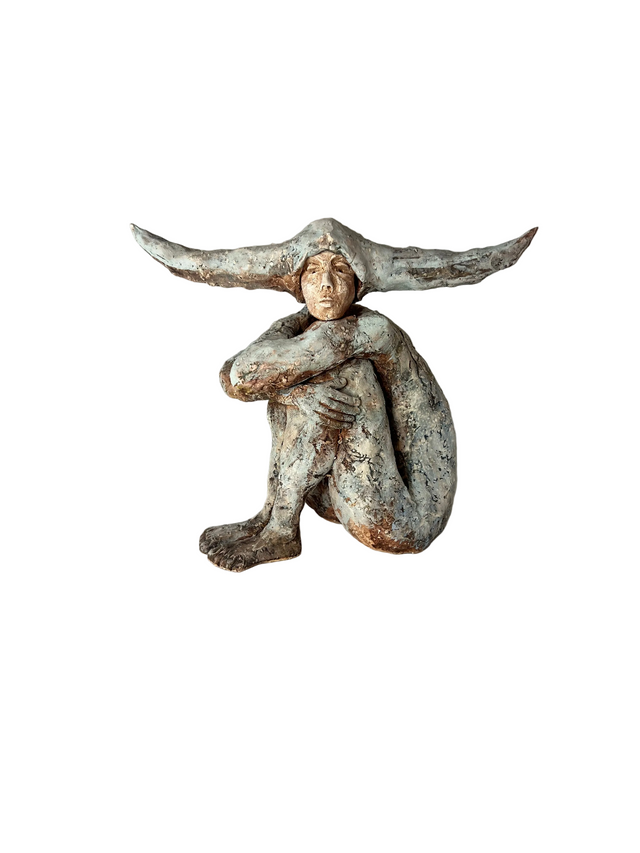 Håndformet keramikskulptur: siddende figur med brede horn i grå og brune toner, set forfra