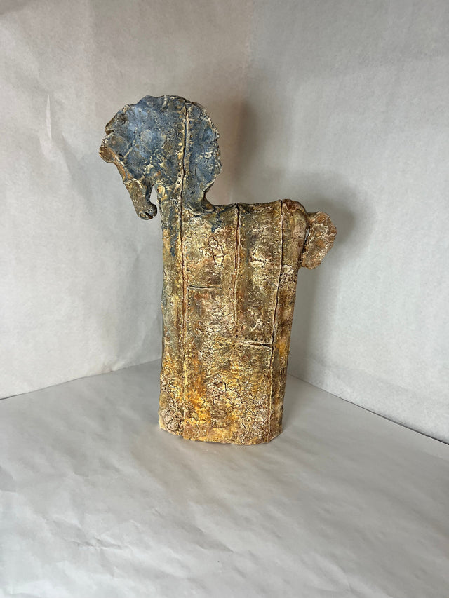 Keramik hest 02 - keramikskulptur fra forsiden med nittede reliefdetaljer