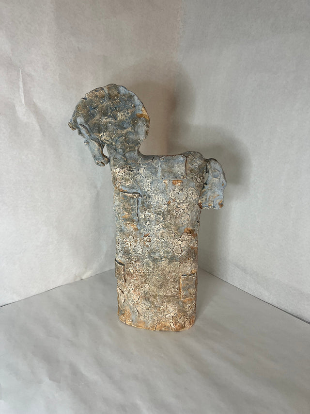 Keramik hest 01 - keramikskulptur fra forsiden, cylindrisk krop med panellignende relief