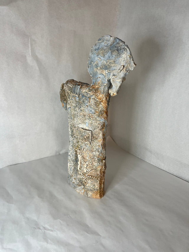Keramik hest 01 - skulptur set fra bagsiden, blå-grå og varme sandtoner