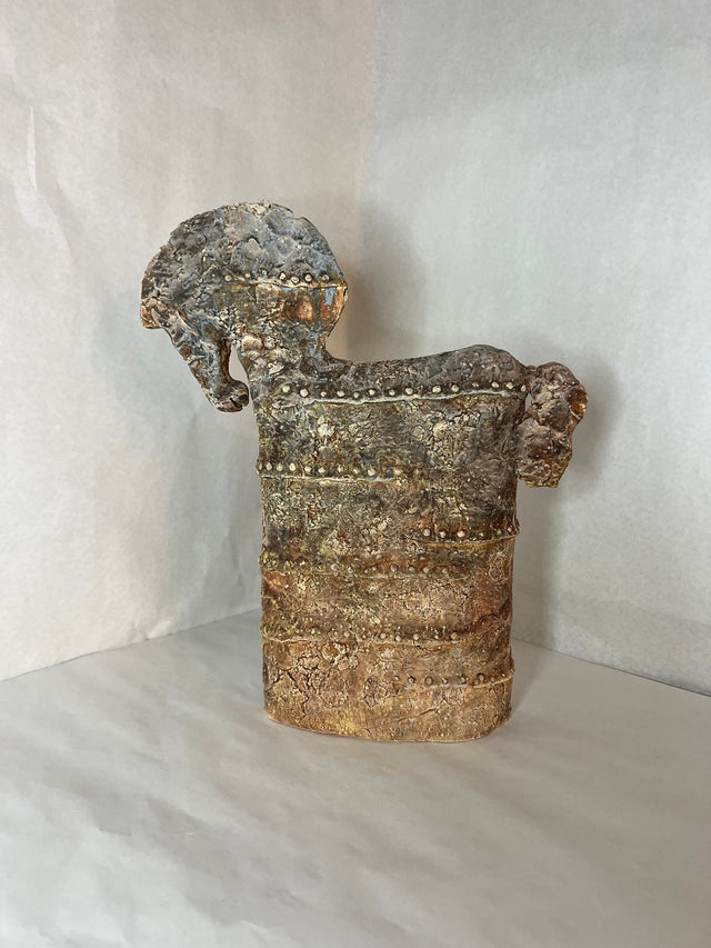 Keramik hest 05 - keramikskulptur fra forsiden, båndinddelt krop med nittemønster