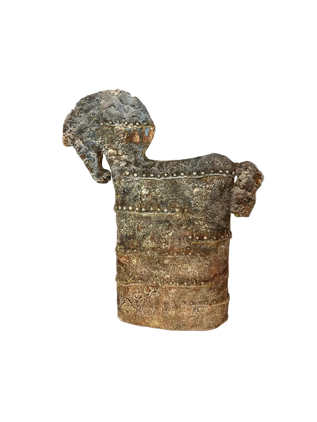 Keramik hest 05 - abstrakt hesteskulptur med nittede horisontale bælter, grå øverst og gyldent forneden
