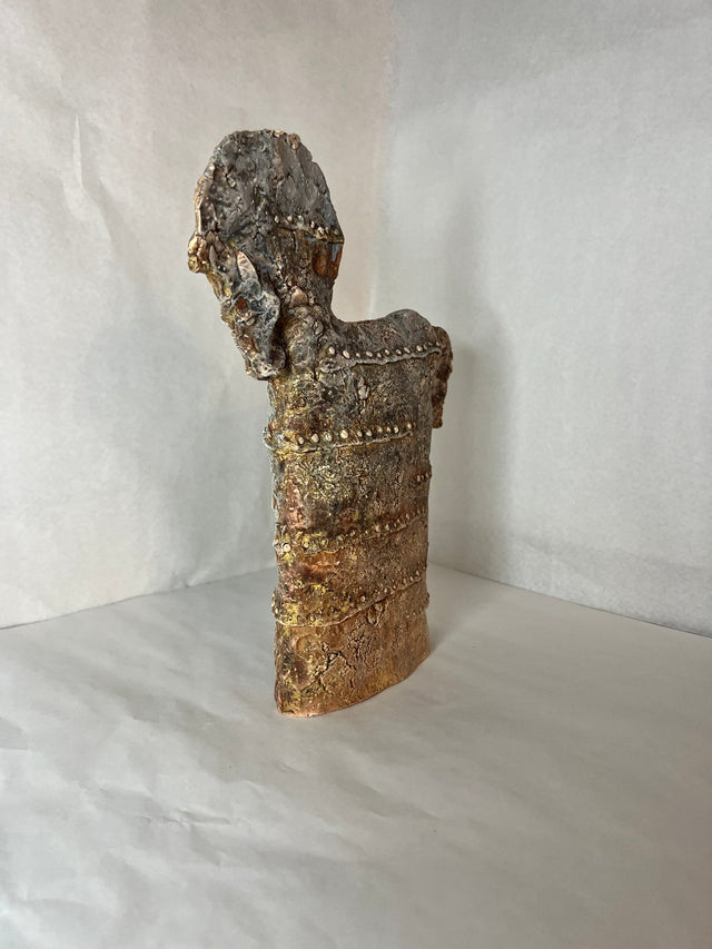 Keramik hest 05 - skulptur set fra bagsiden, gylden amber i bunden og båndinddeling