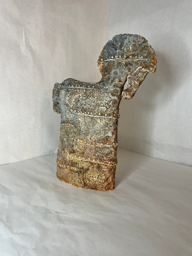 Keramik hest 05 - skulptur set fra siden, nittede horisontale bånd og gradient fra grå til gyldent