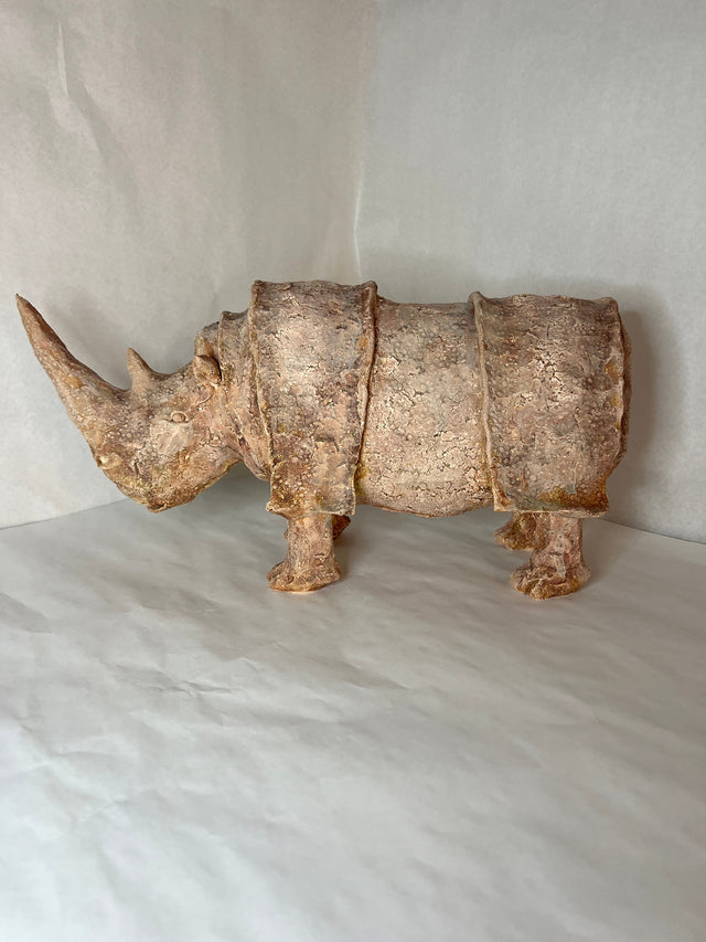 Keramik næsehorn 01 - keramikskulptur fra siden, 45 cm lang i lyse sand- og terracotta-nuancer