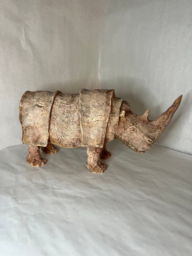 Keramik næsehorn 01 - skulptur fra modsatte side, panserplader og markant horn