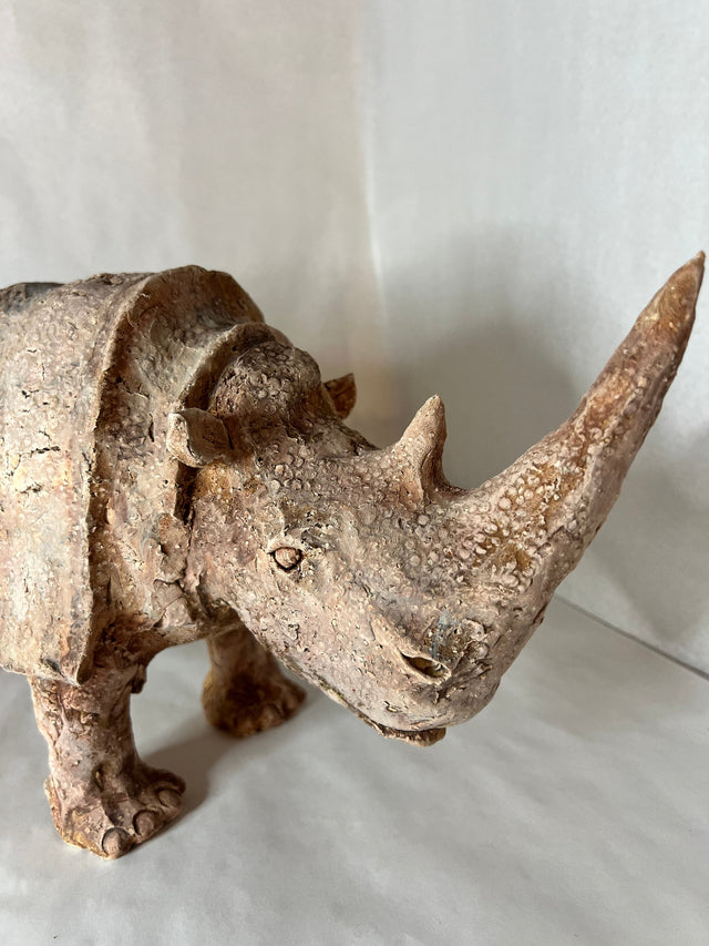 Keramik næsehorn 01 - nærbillede af hoved og horn med bobleagtig terracotta-glasur