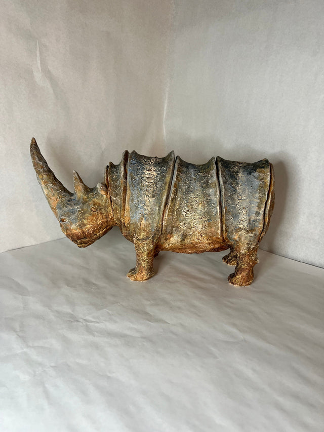 Keramik næsehorn 02 - keramikskulptur fra siden, 45 cm lang med blå-grå og gylden glasur