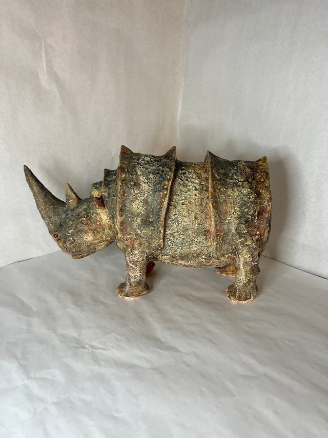 Keramik næsehorn 03 - keramikskulptur fra siden, 45 cm lang i blå-grå og okker nuancer