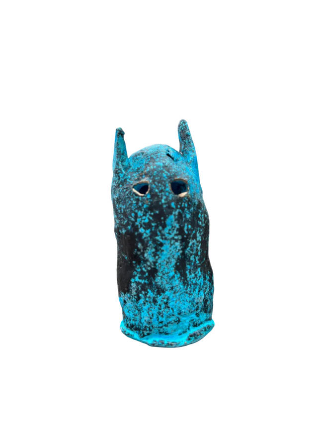 Booh 04 bronzeskulptur med to spidse horn og elektrisk turkisblaa patina set forfra