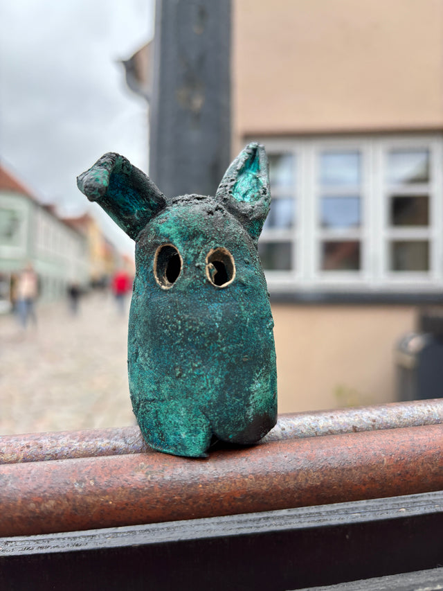 Booh 06 set forfra med to runde ojenhuller og store oorer mod Ebeltoft bymidte