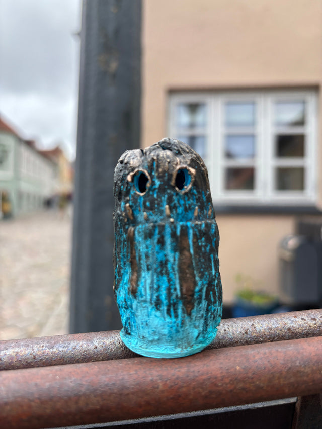 Booh 08 set forfra mod Ebeltoft bymidte med to runde turkise oejenhuller