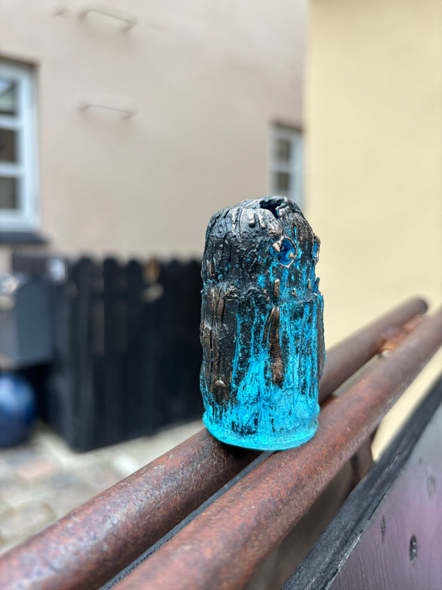 Booh 08 set fra siden paa raekvaerk med dramatisk overgang fra sort til elektrisk turkis