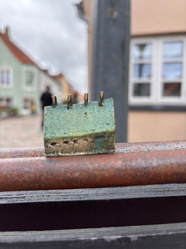 Hus #17 - lille bronze skulptur set fra siden - klassisk sadeltag - håndlavet af Harritsø