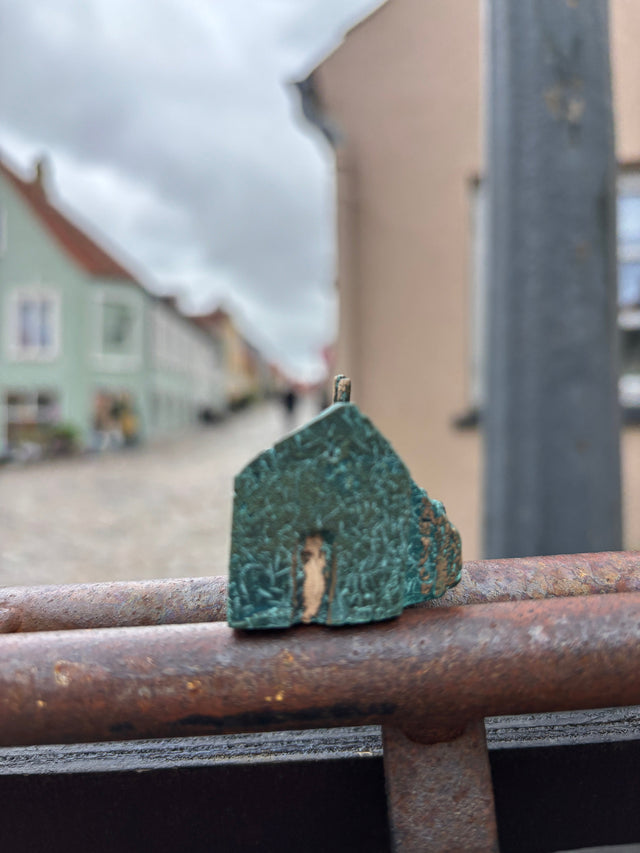 Hus #18 - lille bronze skulptur set fra siden - kilet form - håndlavet af Harritsø